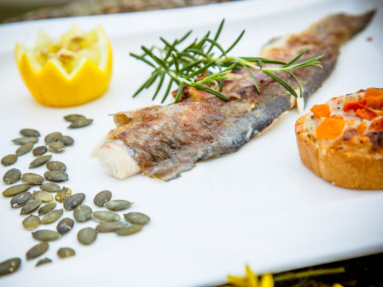 Auf einem Teller ist Fisch angerichtet